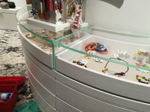 mostrador Cristalería y aluminios Guzmán en Sevilla