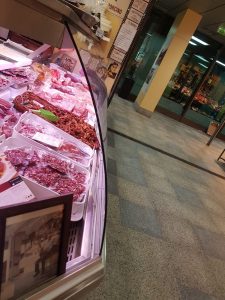 vitrina carnicería Cristalería y Aluminios Guzmán en Sevilla