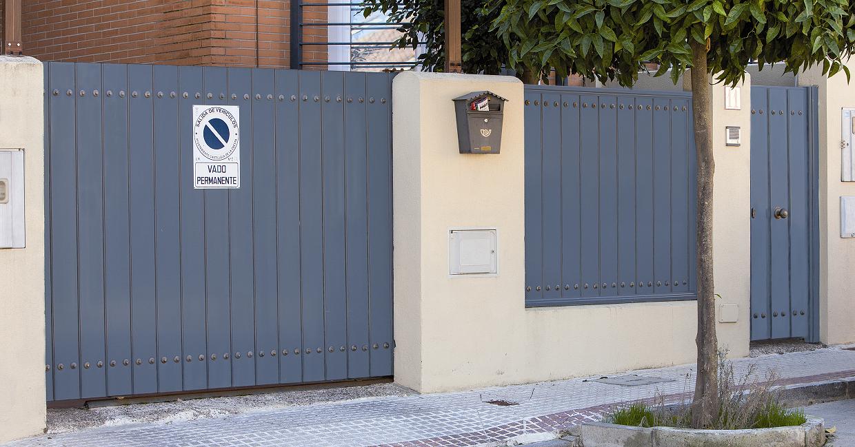 Puerta Aluminio Exterior - Cristalería Y Aluminios Guzmán en Sevilla